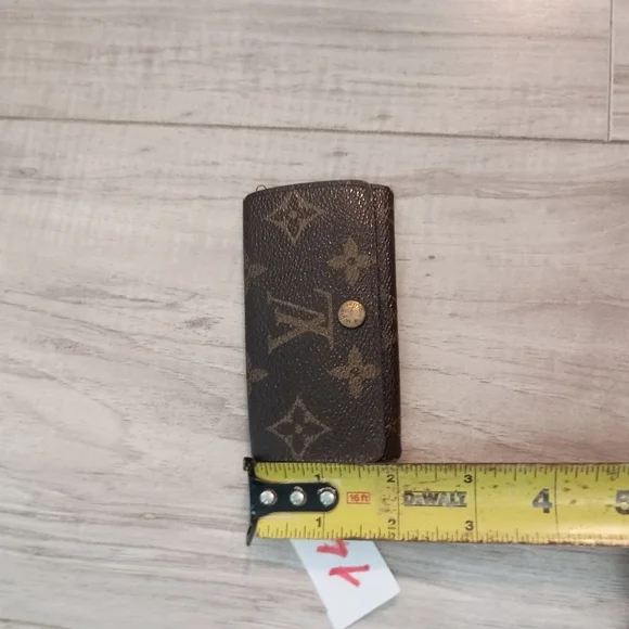 LOUIS VUITTON 4 Key Holder in Monogram Canvas - Picture 10 of 10
